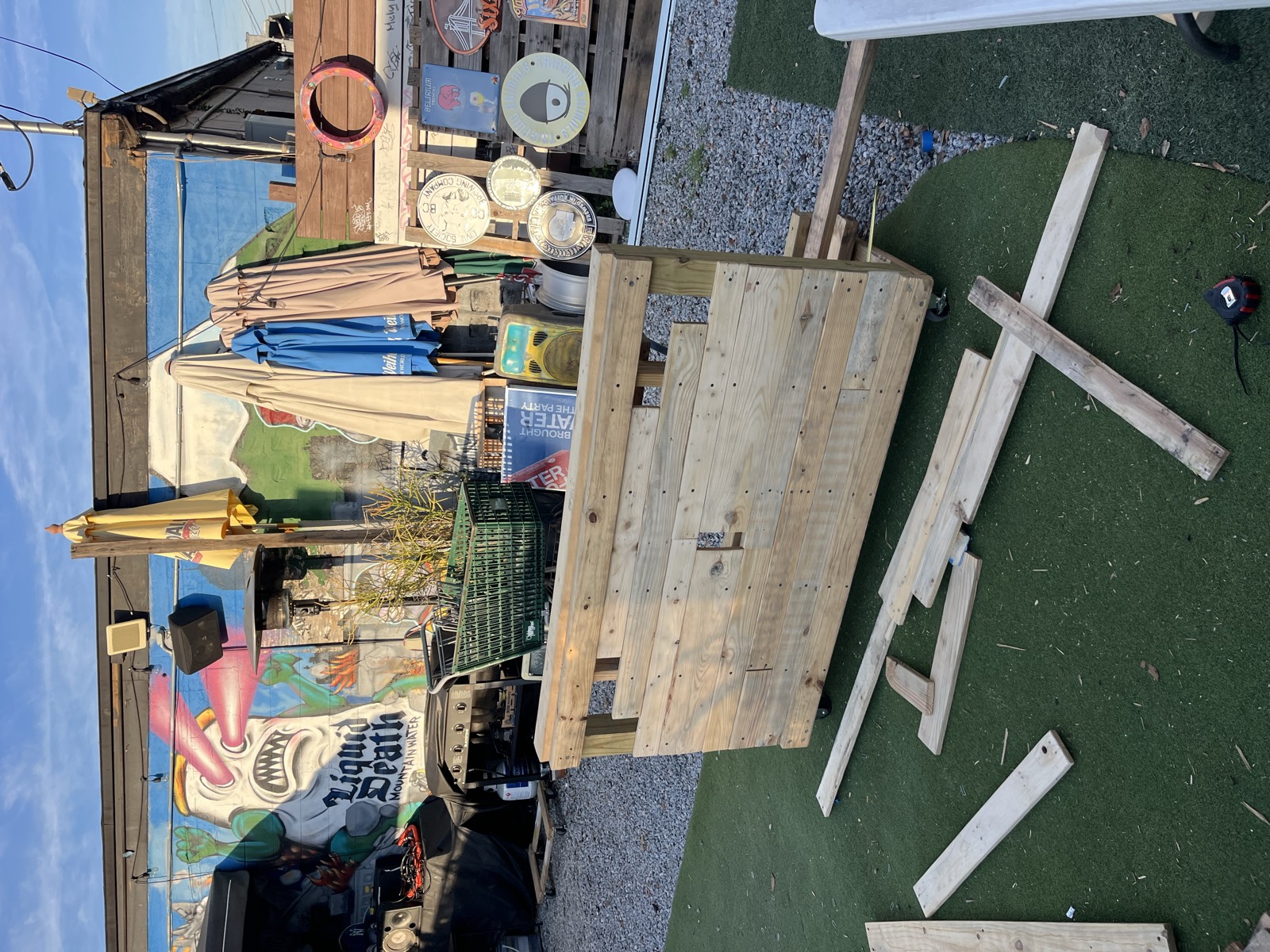 Slatted tabletop boards coming together